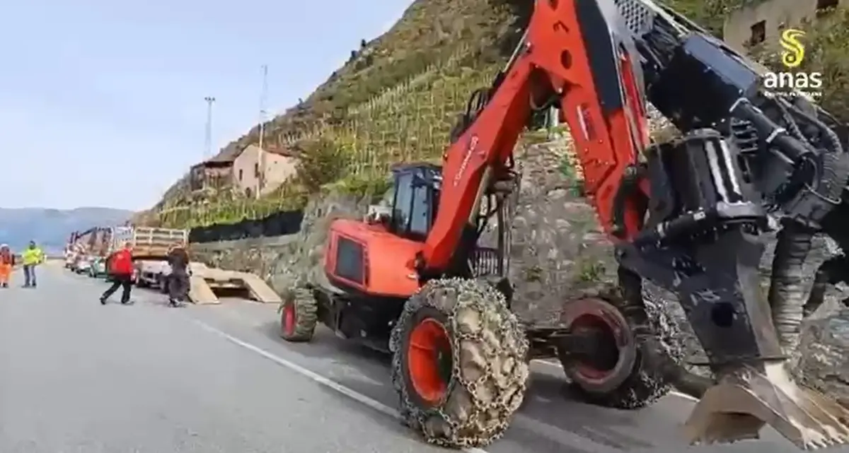 Anas, sulla ss18 a Bagnara in azione un ragno escavatore con perforatrice\n