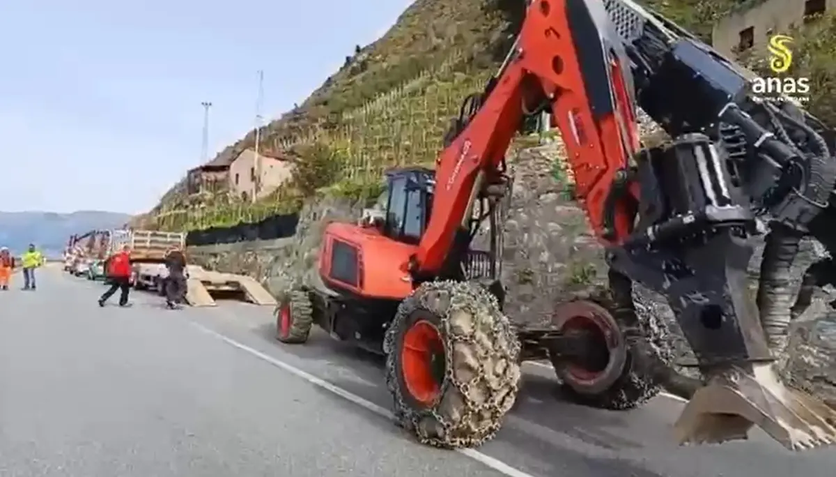 Anas, sulla ss18 a Bagnara in azione un ragno escavatore con perforatrice\n