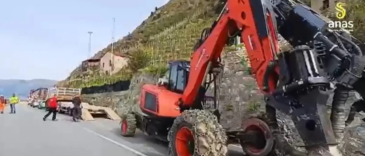 Anas, sulla ss18 a Bagnara in azione un ragno escavatore con perforatrice\n