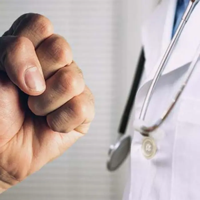 Interviene per proteggere un collaboratore minacciato: medico aggredito al Gom di Reggio Calabria\n