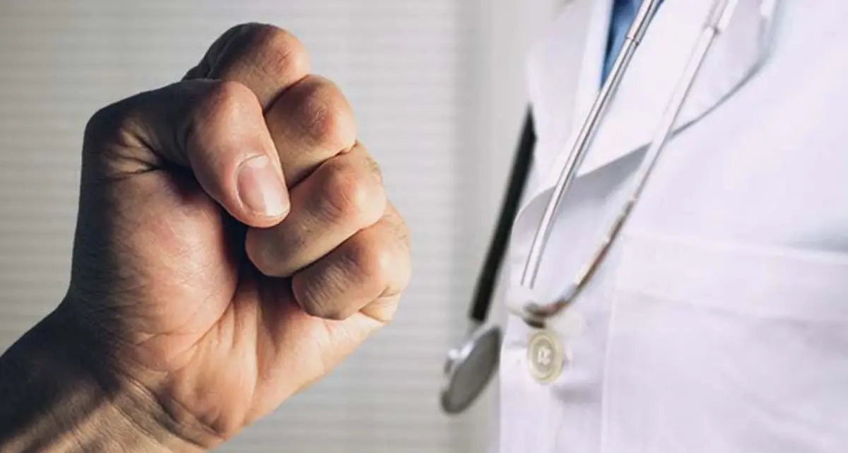 Interviene per proteggere un collaboratore minacciato: medico aggredito al Gom di Reggio Calabria\n