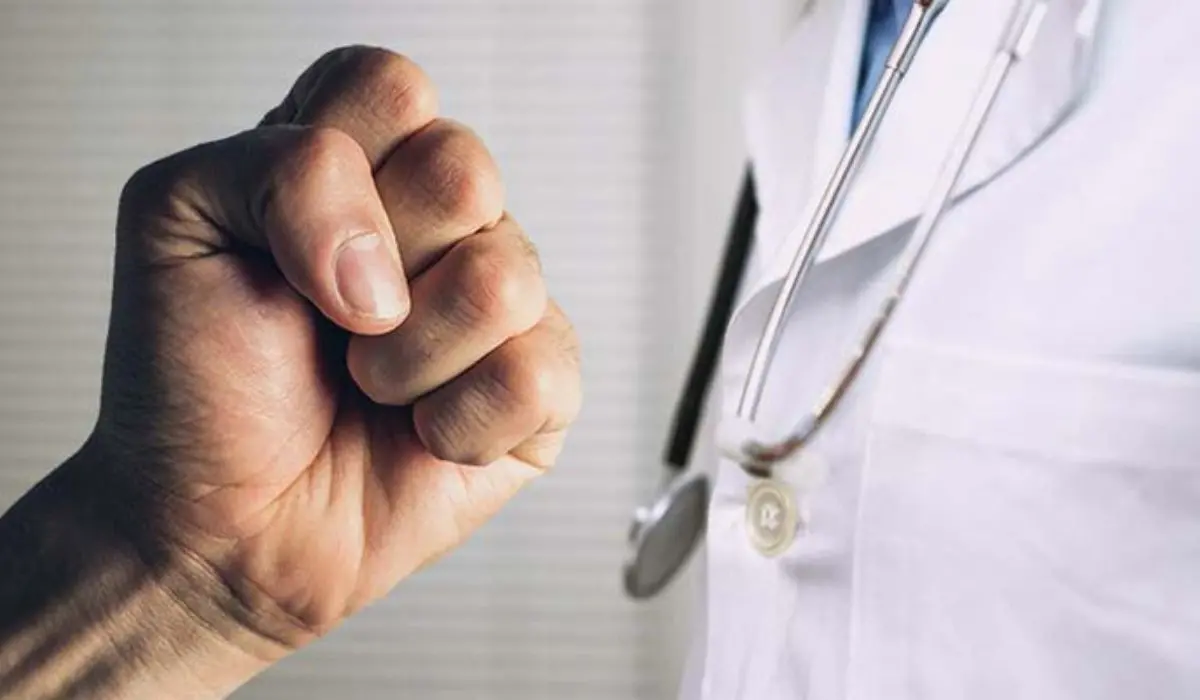 Interviene per proteggere un collaboratore minacciato: medico aggredito al Gom di Reggio Calabria\n