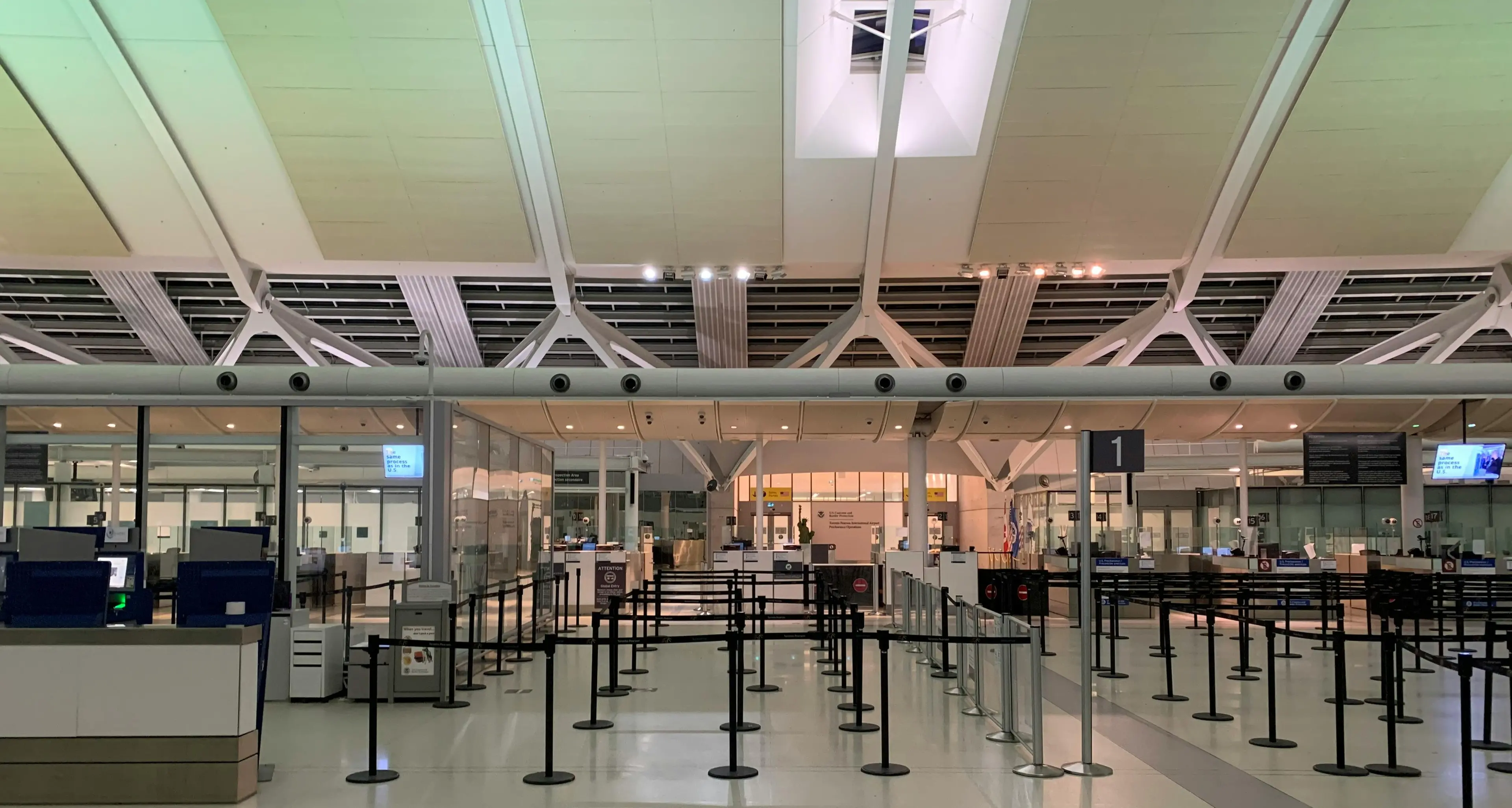 La guerra nel Golfo\u00A0abbatte il turismo: voli cancellati, hotel vuoti e milioni di passeggeri bloccati\n