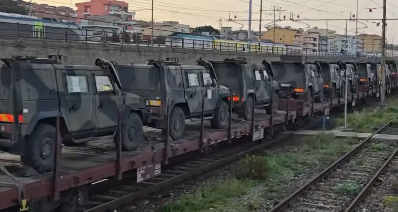 Mezzi militari in transito da Villa San Giovanni