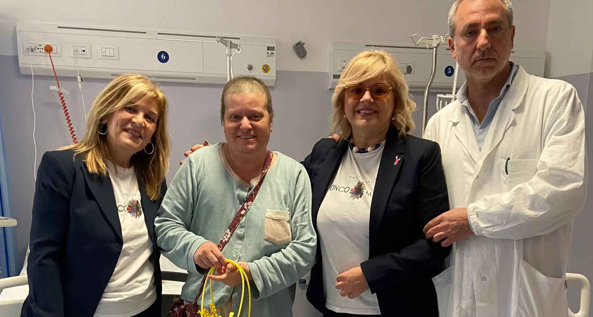 <p>Mimose, make-up e massaggi: nel reparto di Oncologia di Cosenza l’8 marzo arriva prima grazie all’iniziativa di Onco Med</p>