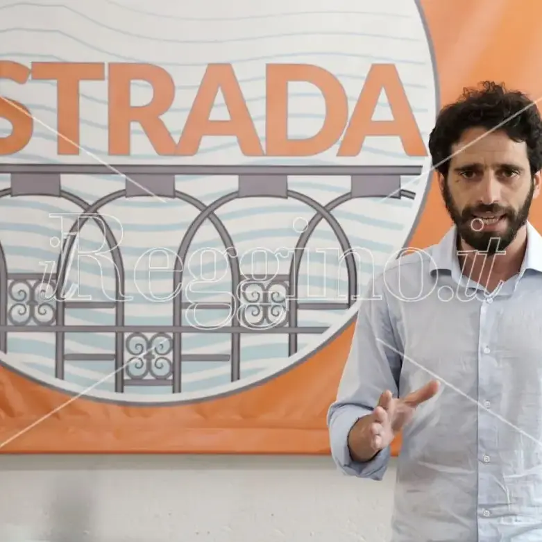 Il sindaco f.f. Battaglia saluta il consigliere comunale dimissionario de “La Strada”, Saverio Pazzano\n