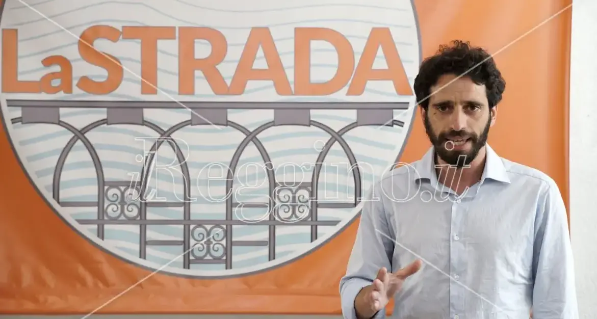 Il sindaco f.f. Battaglia saluta il consigliere comunale dimissionario de “La Strada”, Saverio Pazzano\n