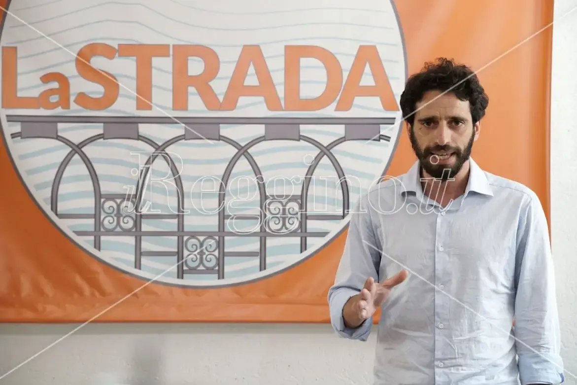 Il sindaco f.f. Battaglia saluta il consigliere comunale dimissionario de “La Strada”, Saverio Pazzano\n