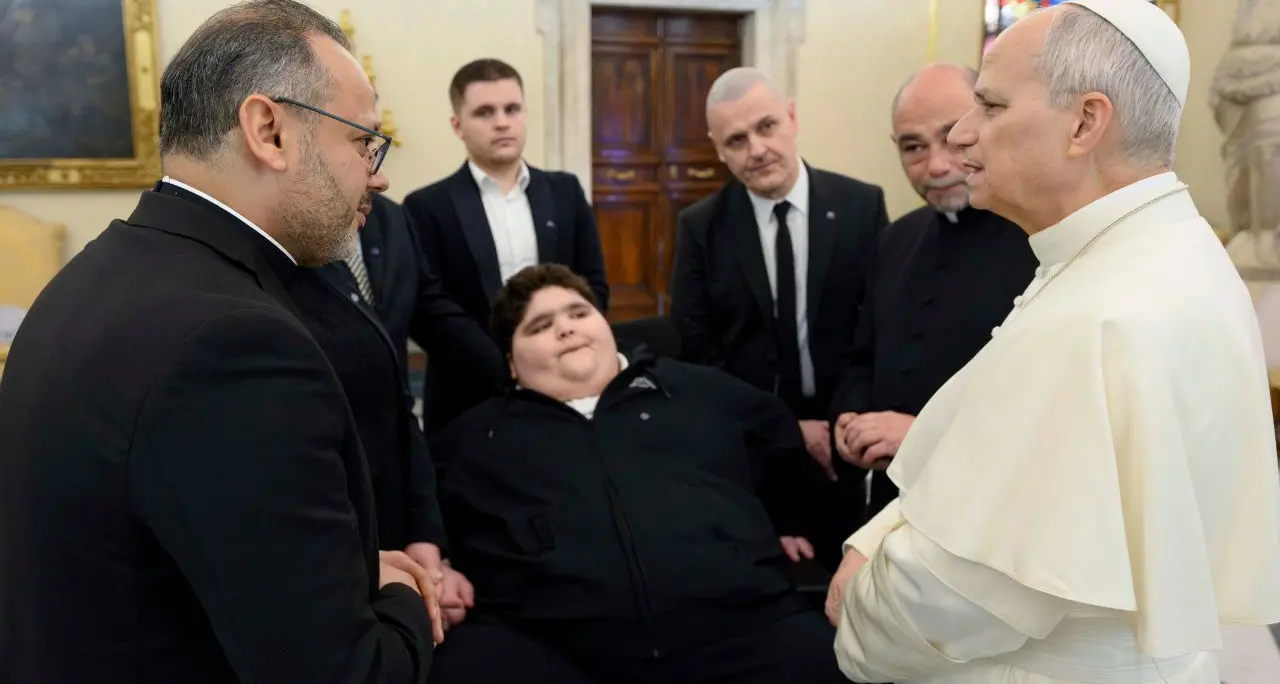 Mariano, una nuova speranza per il 12enne che pesa 200 kg per una rara malattia: un pulmino attrezzato tutto per lui\n