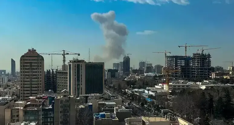 Pioggia di missili su Teheran, colpita l’università militare. L’Iran minaccia l’Europa: «Chi si unisce all’aggressione diventa obiettivo sensibile» – LIVE\n