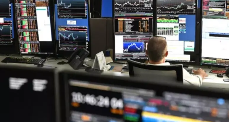 Le Borse europee bruciano 918 miliardi in una settimana. Il petrolio schizza a 90 dollari al barile\n