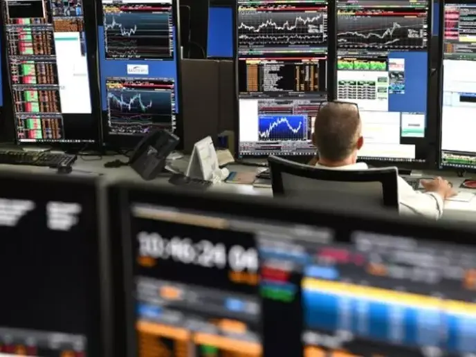 Le Borse europee bruciano 918 miliardi in una settimana. Il petrolio schizza a 90 dollari al barile