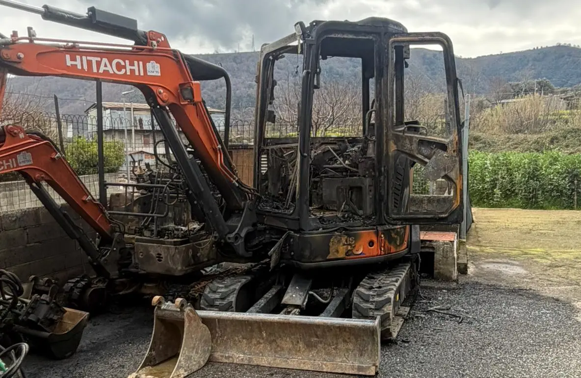 Sinopoli, bruciati nella notte due mezzi di un’impresa edile\n