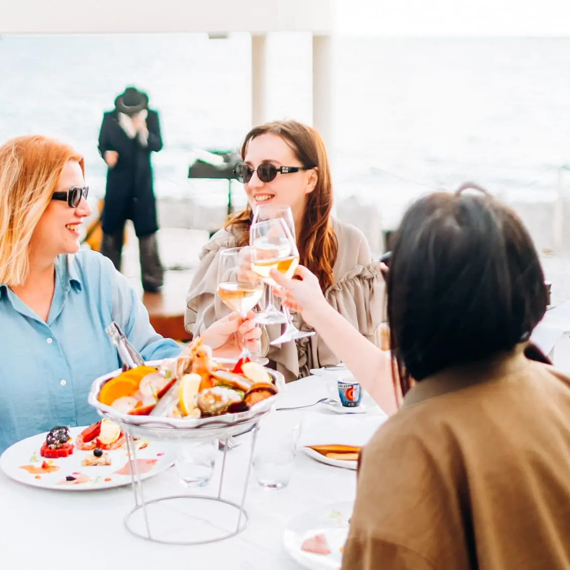 L’iconica domenica Riva diventa una giornata per celebrare l’importanza delle donne, in occasione dell’8 Marzo\n