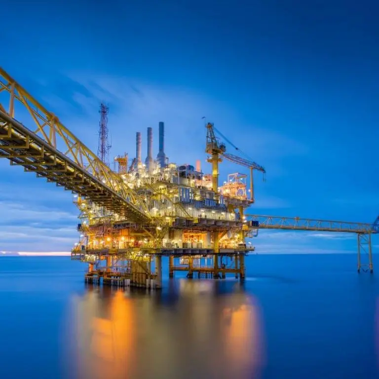 La guerra si allarga e il petrolio torna a dettare legge: impennata del 36% in appena sette giorni\n