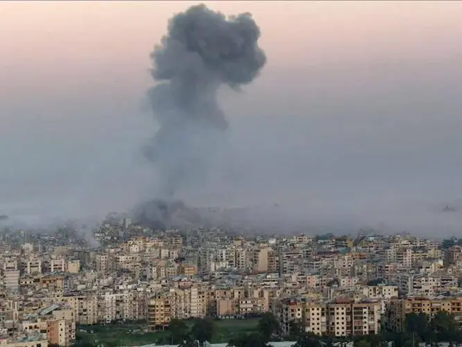 Iran, Israele colpisce un hotel nel quartiere turistico di Beirut: «Attacco contro i leader pasdaran»