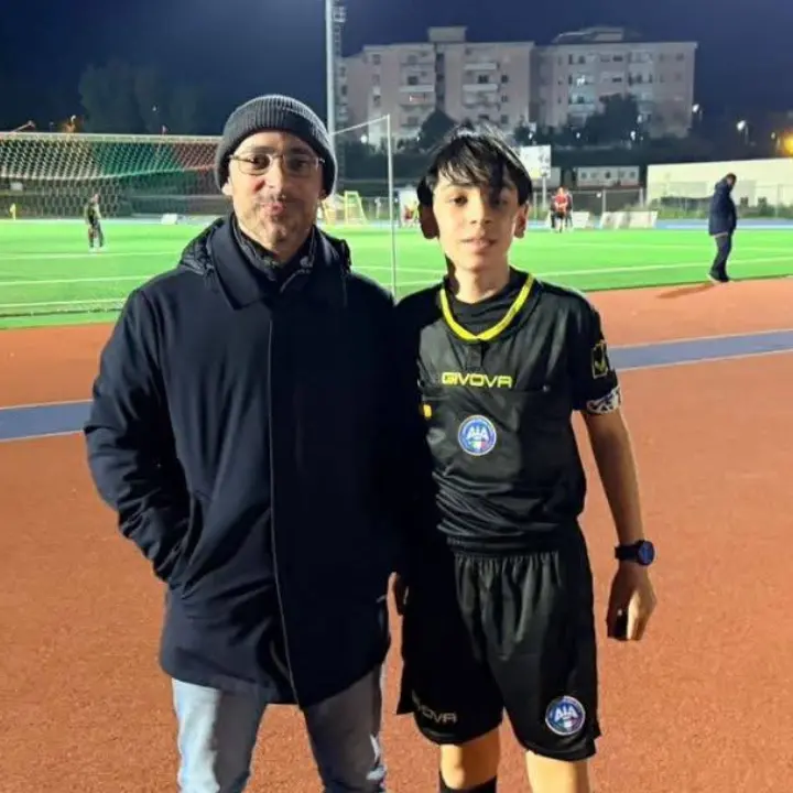 Mentre in Calabria la Terza Categoria si ferma per aggressioni agli arbitri, Crotone abbraccia un giovane fischietto\n