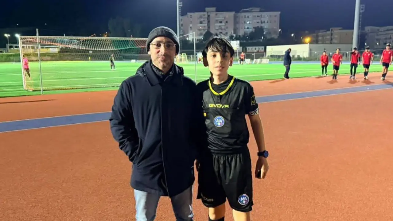 Mentre in Calabria la Terza Categoria si ferma per aggressioni agli arbitri, Crotone abbraccia un giovane fischietto\n