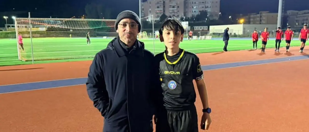 Mentre in Calabria la Terza Categoria si ferma per aggressioni agli arbitri, Crotone abbraccia un giovane fischietto\n