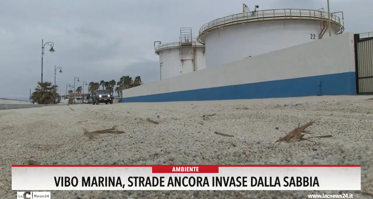 Vibo Marina, strade ancora invase dalla sabbia