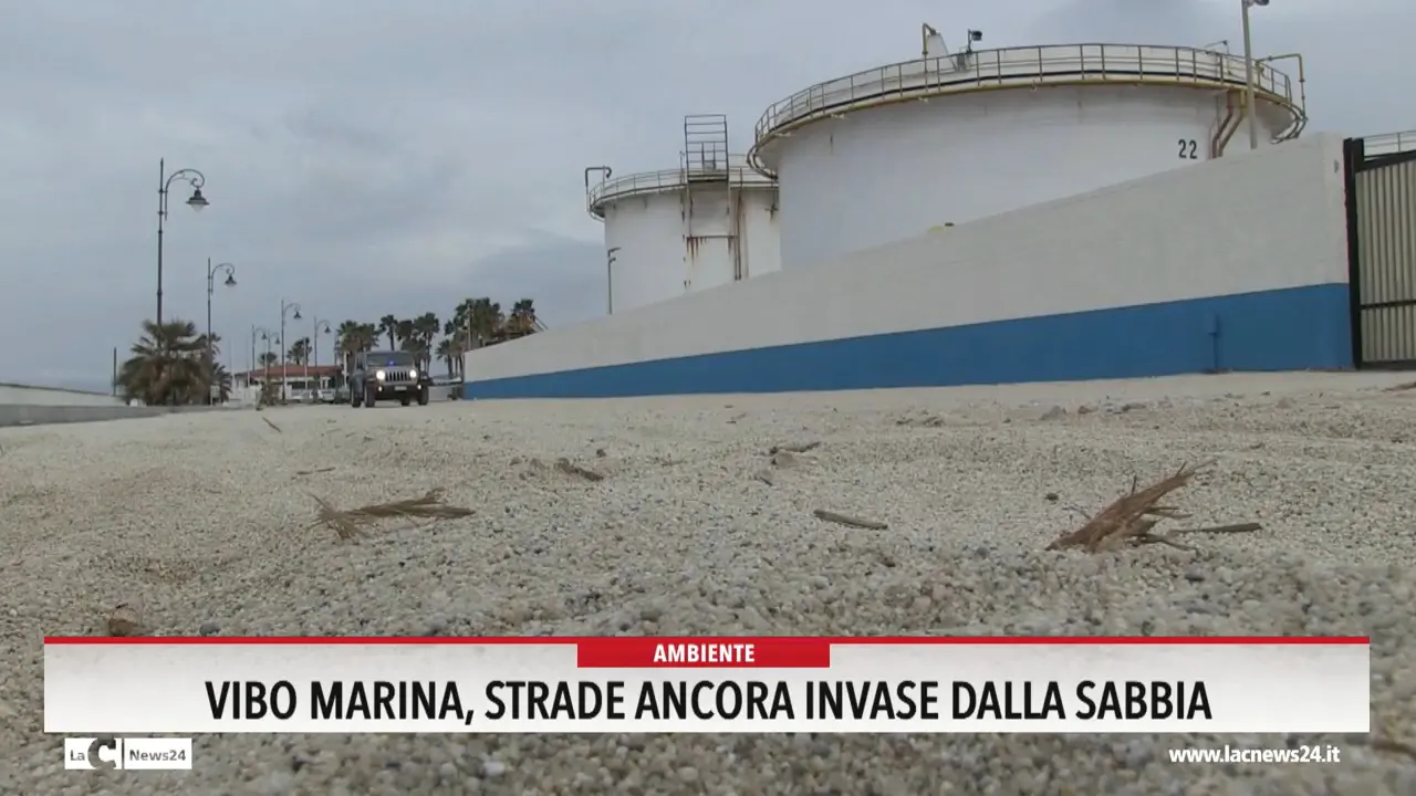 Vibo Marina, strade ancora invase dalla sabbia