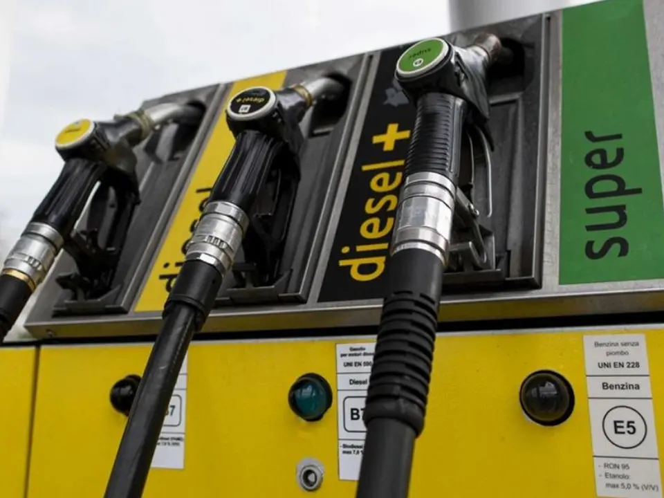 Caro gasolio, in autostrada il prezzo supera i 2,5 euro al litro: in Calabria continuano gli aumenti