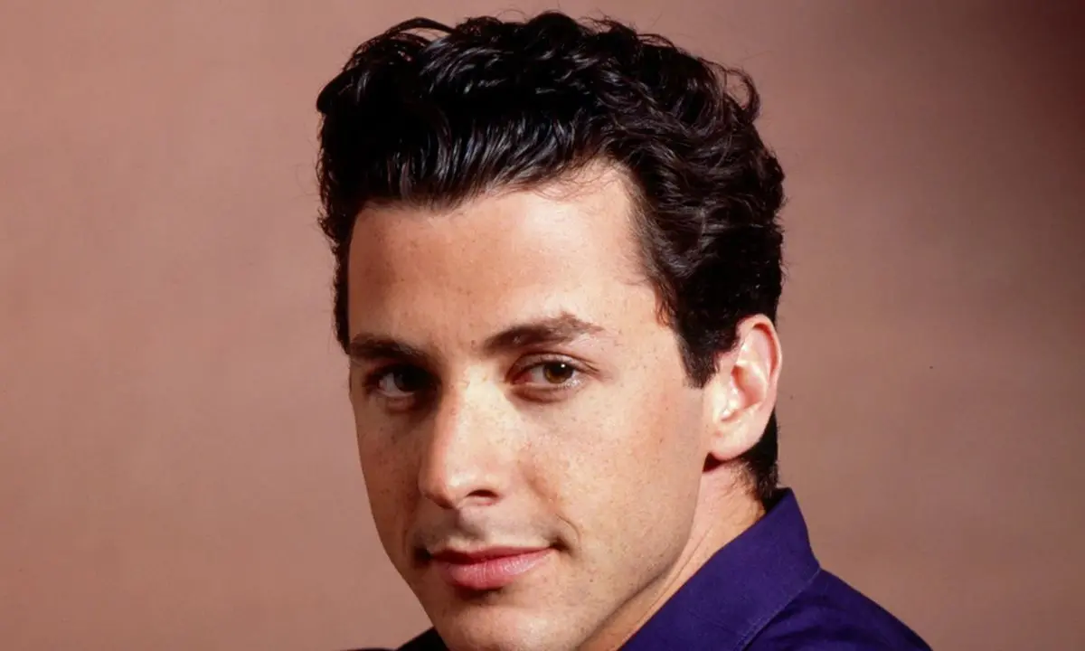 Addio a Corey Parker: morto a 39 anni, era il volto di “Will & Grace”\n