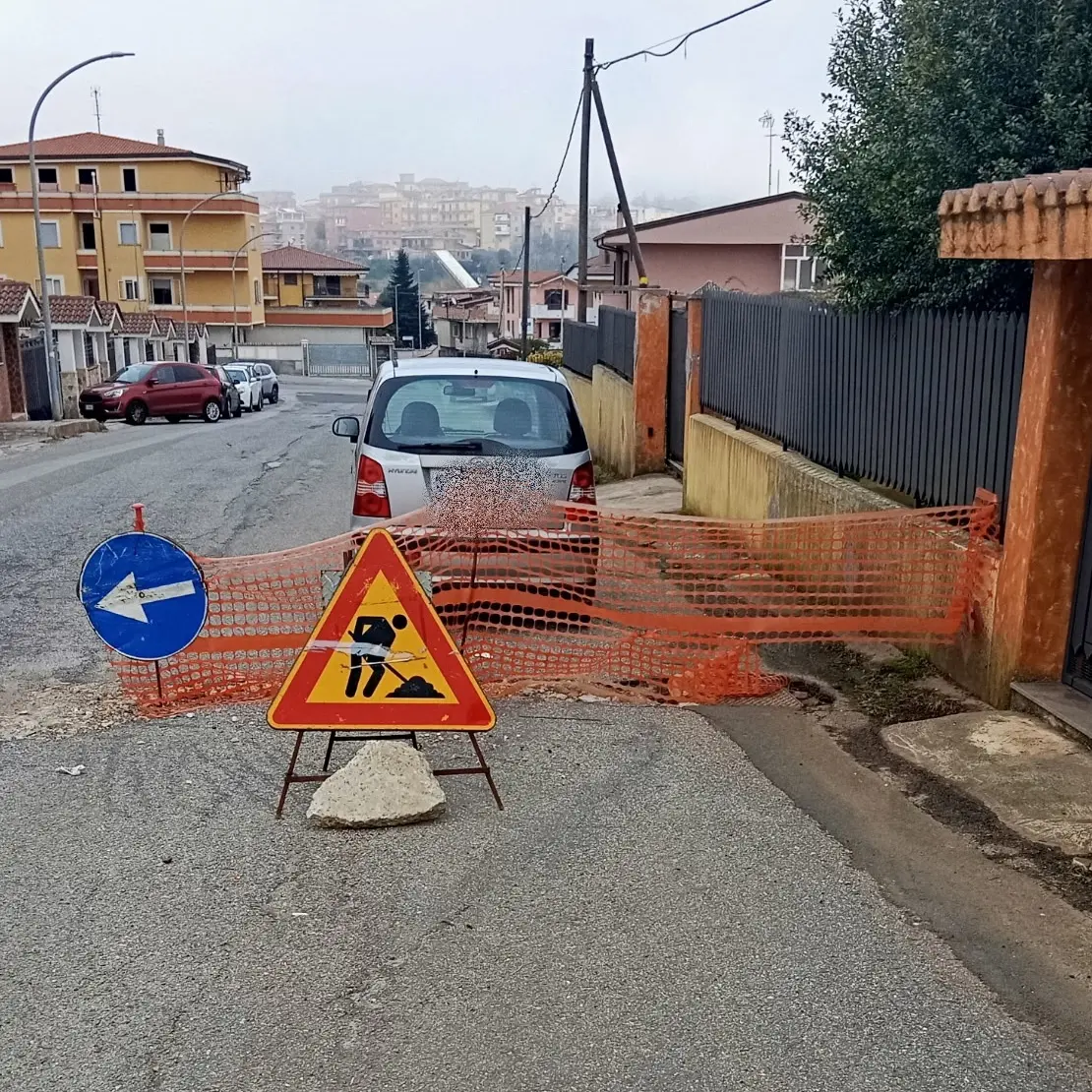 Vibo Valentia, voragine in via Cesare Pavese: residenti segnalano rischi per la circolazione\n