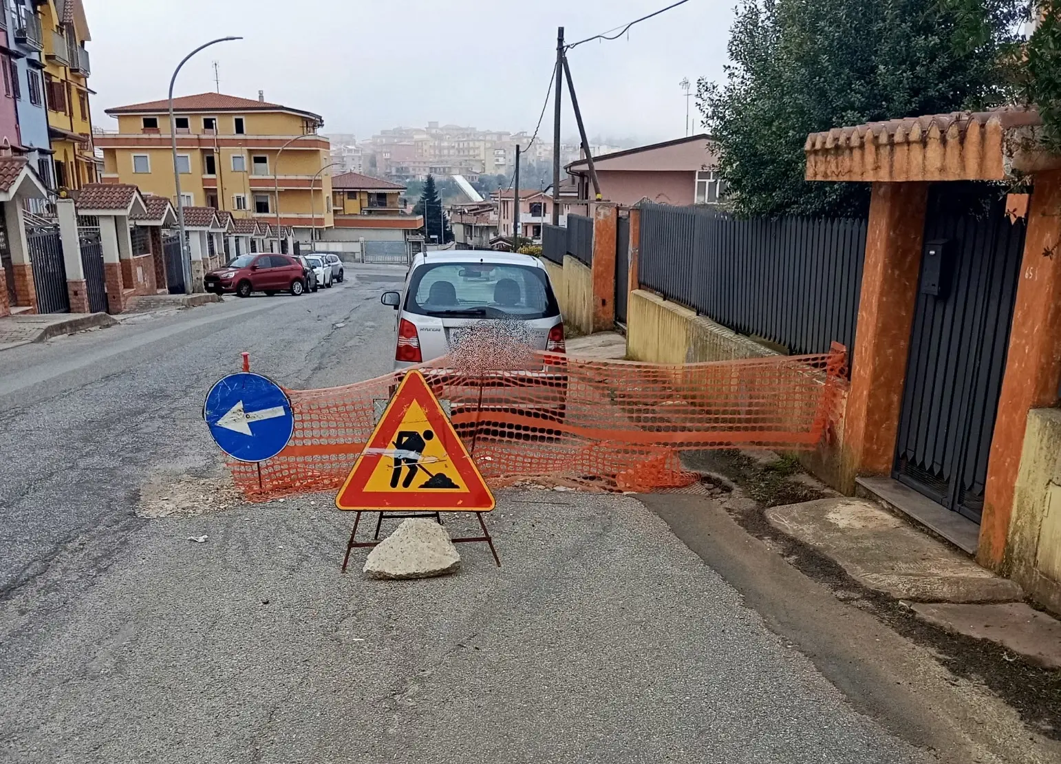 Vibo Valentia, voragine in via Cesare Pavese: residenti segnalano rischi per la circolazione\n