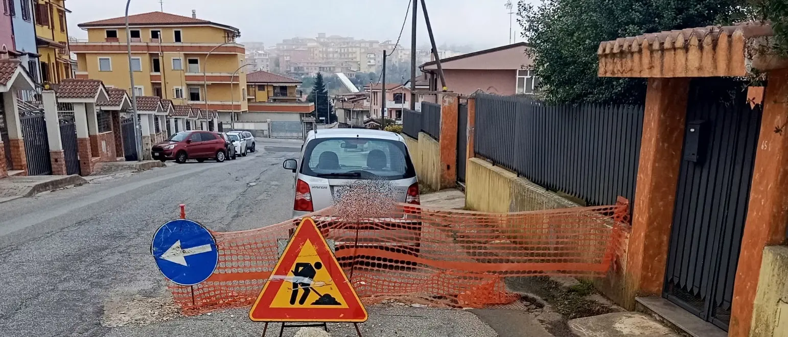 Vibo Valentia, voragine in via Cesare Pavese: residenti segnalano rischi per la circolazione\n