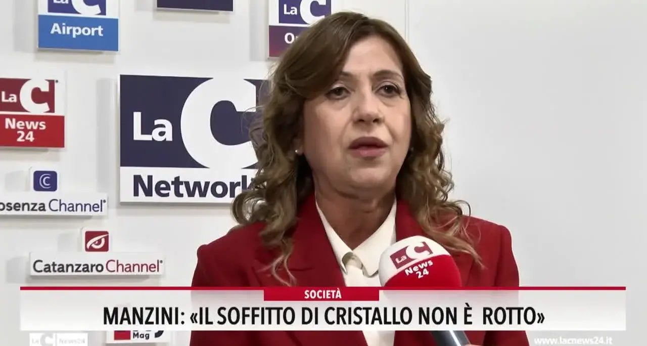 <p>Manzini il soffitto di cristallo non è rotto</p>