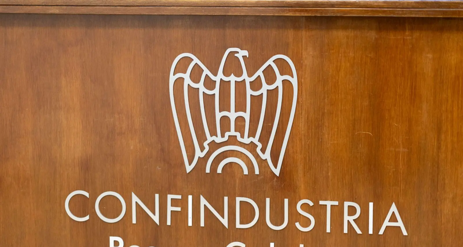 Mezzi Soseteg bruciati a Sinopoli, Confindustria: «Gesto vile contro la libertà d’impresa»\n