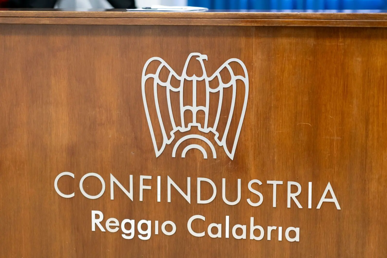 Mezzi Soseteg bruciati a Sinopoli, Confindustria: «Gesto vile contro la libertà d’impresa»\n