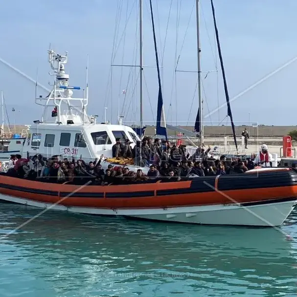 Locri, assolti tre presunti scafisti dopo oltre due anni e mezzo di carcere: erano colpevoli dello sbarco di 85 migranti\n