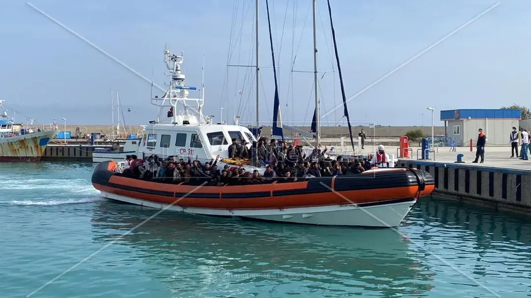 Locri, assolti tre presunti scafisti dopo oltre due anni e mezzo di carcere: erano colpevoli dello sbarco di 85 migranti\n