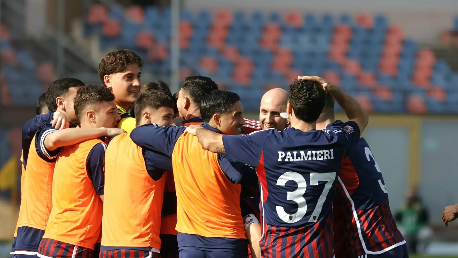 La panchina del Cosenza festeggia il gol di Beretta (foto di Francesco Farina)