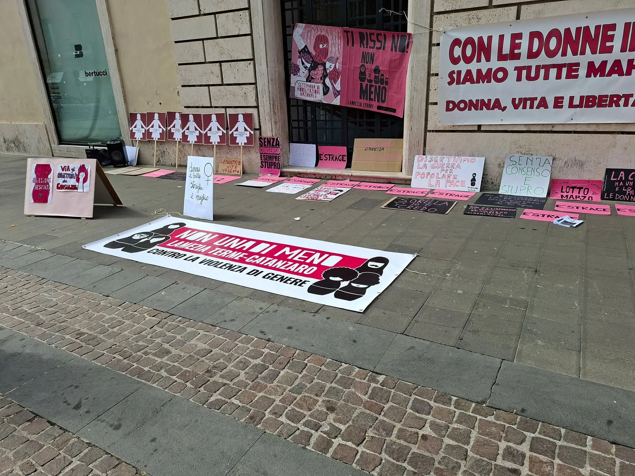 Festa della donna, a Lamezia Terme presidio di “Non una di meno” contro le politiche del Governo\n