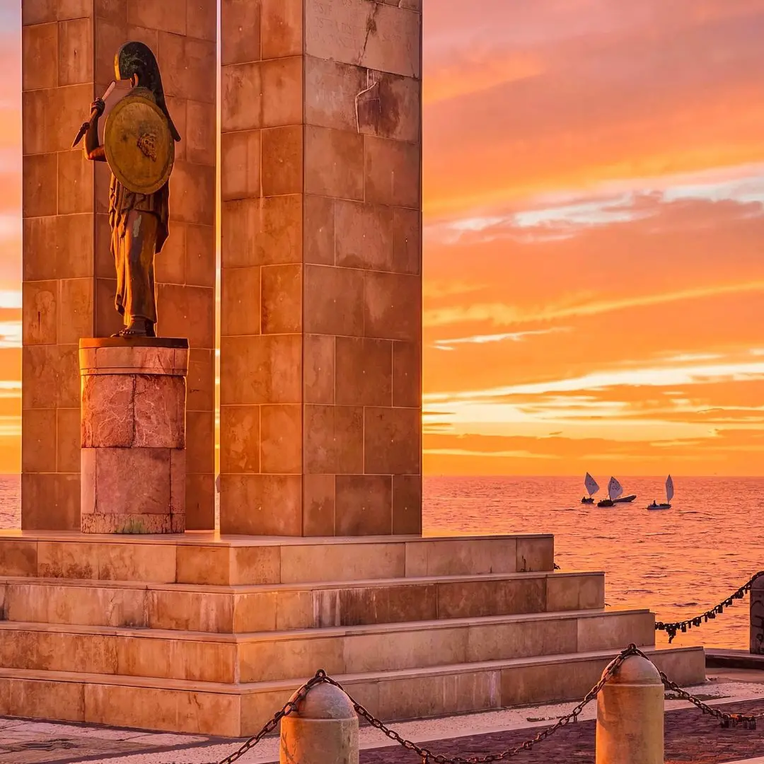 Athena al Tramonto, Sentinella dello Stretto\n