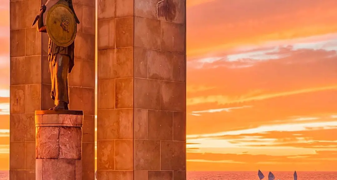 Athena al Tramonto, Sentinella dello Stretto\n