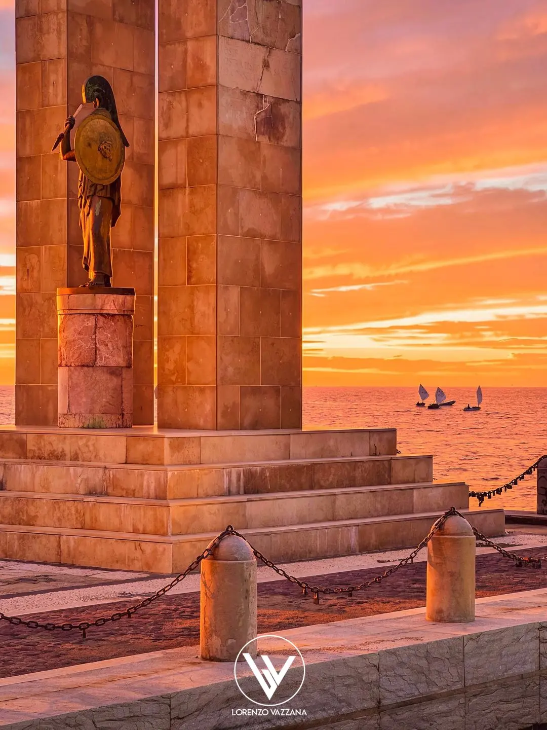 Athena al Tramonto, Sentinella dello Stretto\n