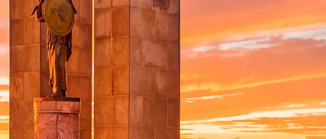 Athena al Tramonto, Sentinella dello Stretto\n