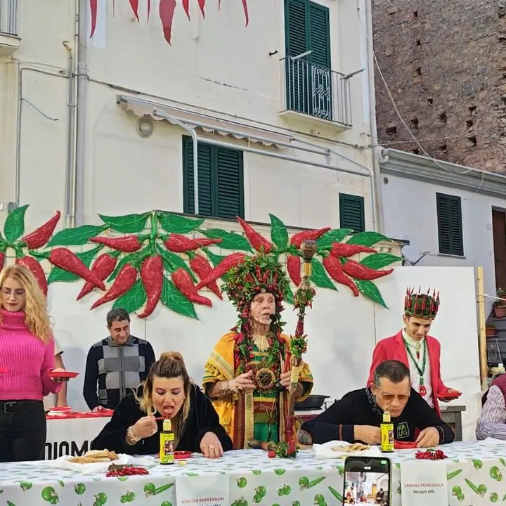 Diamante diventa set tv: “Peperoncino Off” conquista la scena con lo chef Tom Kerridge\n