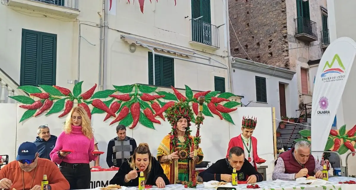 Diamante diventa set tv: “Peperoncino Off” conquista la scena con lo chef Tom Kerridge\n