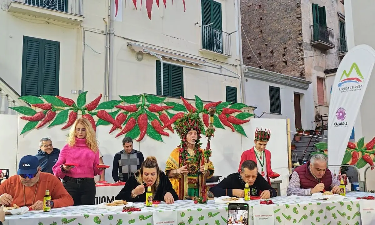 Diamante diventa set tv: “Peperoncino Off” conquista la scena con lo chef Tom Kerridge\n