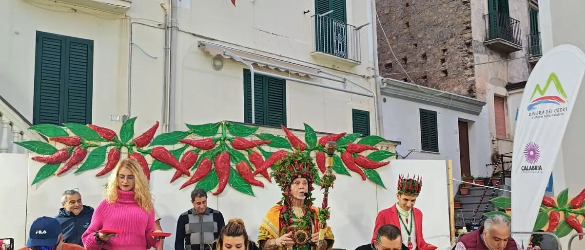 Diamante diventa set tv: “Peperoncino Off” conquista la scena con lo chef Tom Kerridge\n