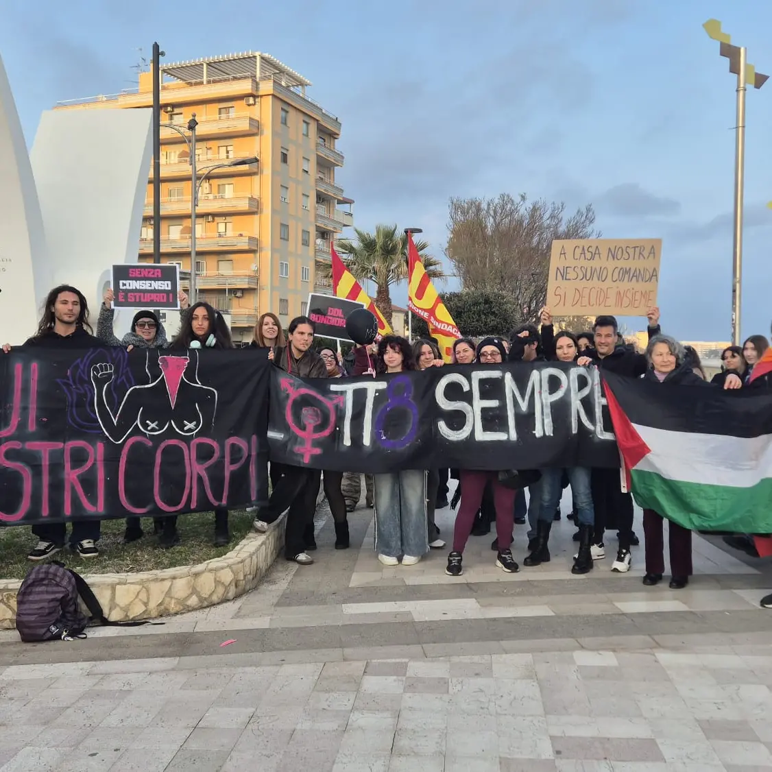 Festa della donna, corteo sul lungomare di Catanzaro contro ogni forma di discriminazione e violenza\n