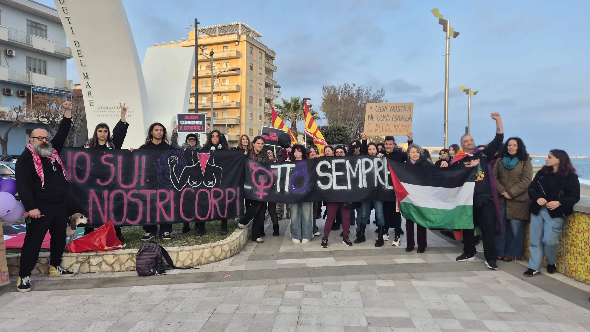 Festa della donna, corteo sul lungomare di Catanzaro contro ogni forma di discriminazione e violenza\n