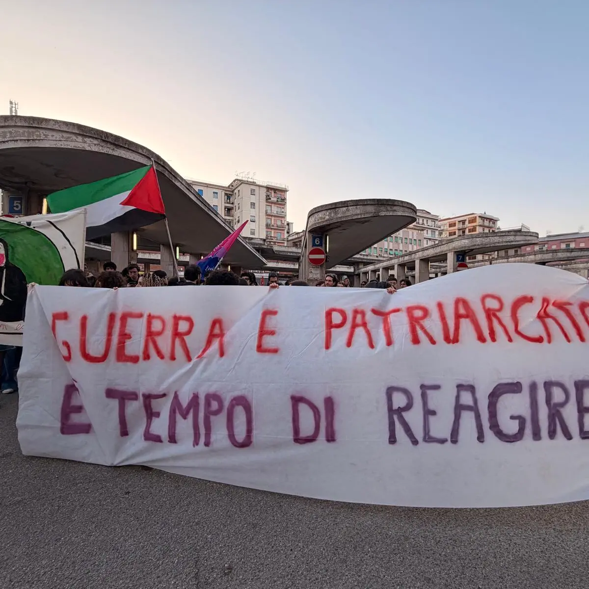 La Cosenza femminista si riprende i propri spazi nella manifestazione per l’8 marzo\n