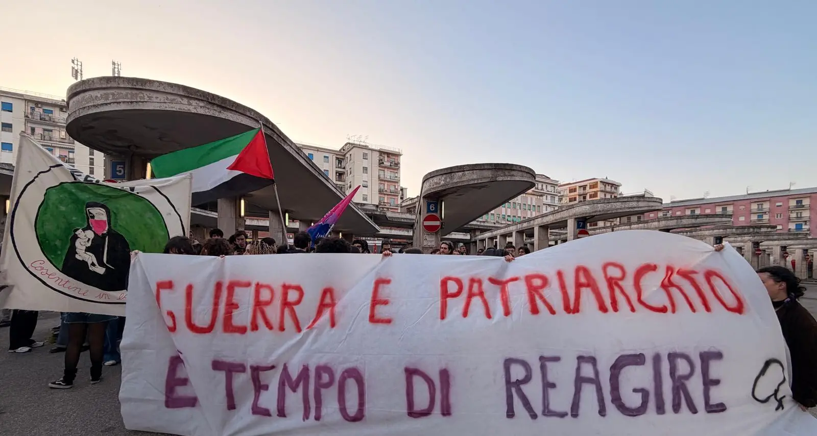 La Cosenza femminista si riprende i propri spazi nella manifestazione per l’8 marzo\n