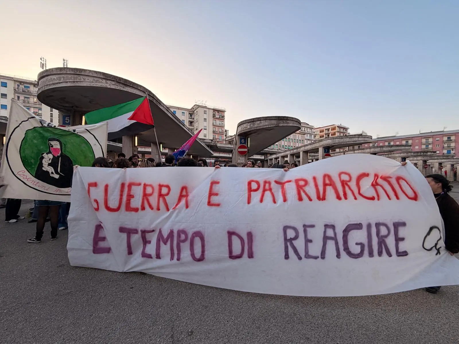 La Cosenza femminista si riprende i propri spazi nella manifestazione per l’8 marzo\n